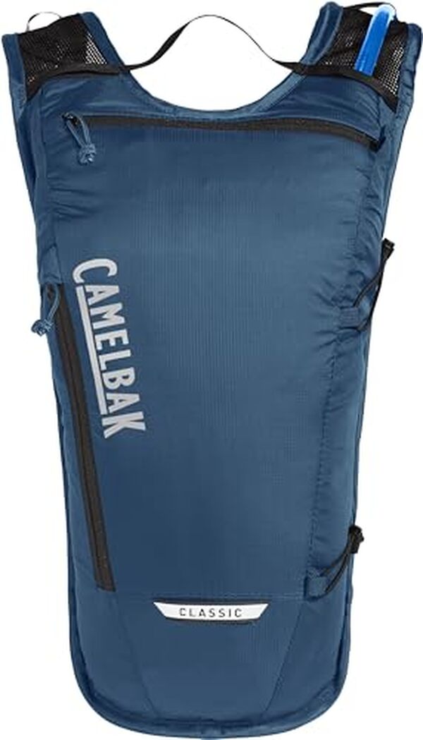 Découvrez le test complet du camelbak classic light, un sac d'hydratation polyvalent et fonctionnel en bleu marine, idéal pour vos activités sportives et randonnées.