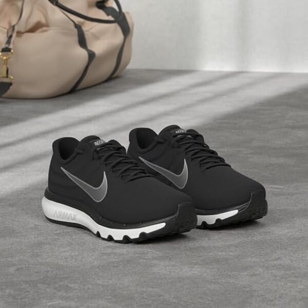 Découvrez notre test complet des sneakers Nike 849559-001, idéales pour le trail-running masculin, design noir en 44.5. Confort et performance au rendez-vous.